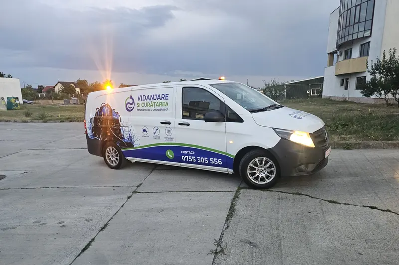 Autoutilitara de desfundare cu girofarul aprins